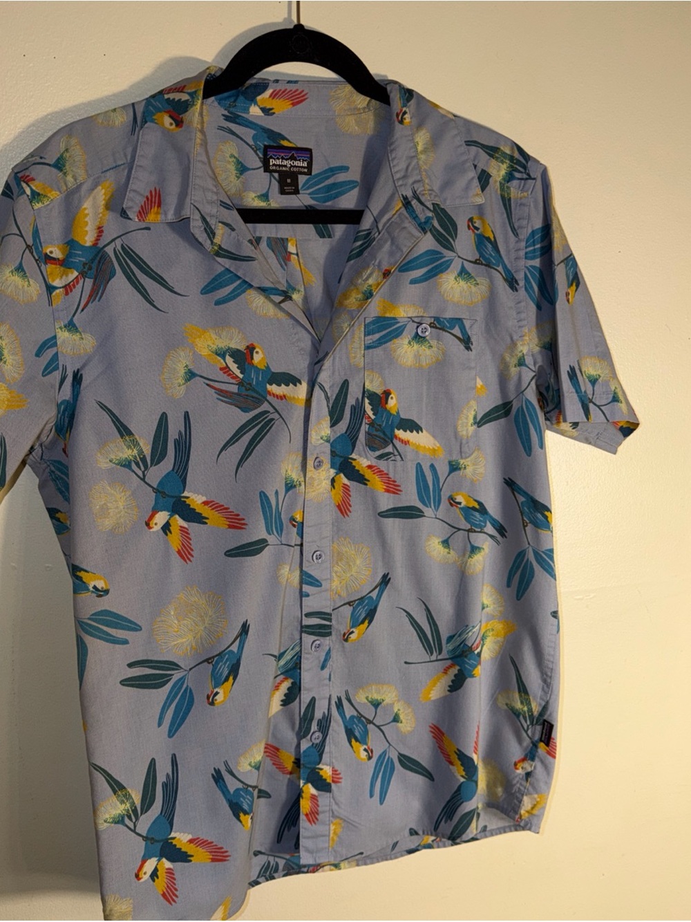 Patagonia Men's Blue Tropical Parrot Short-Sleeve Shirt organic cotton sz Medium
